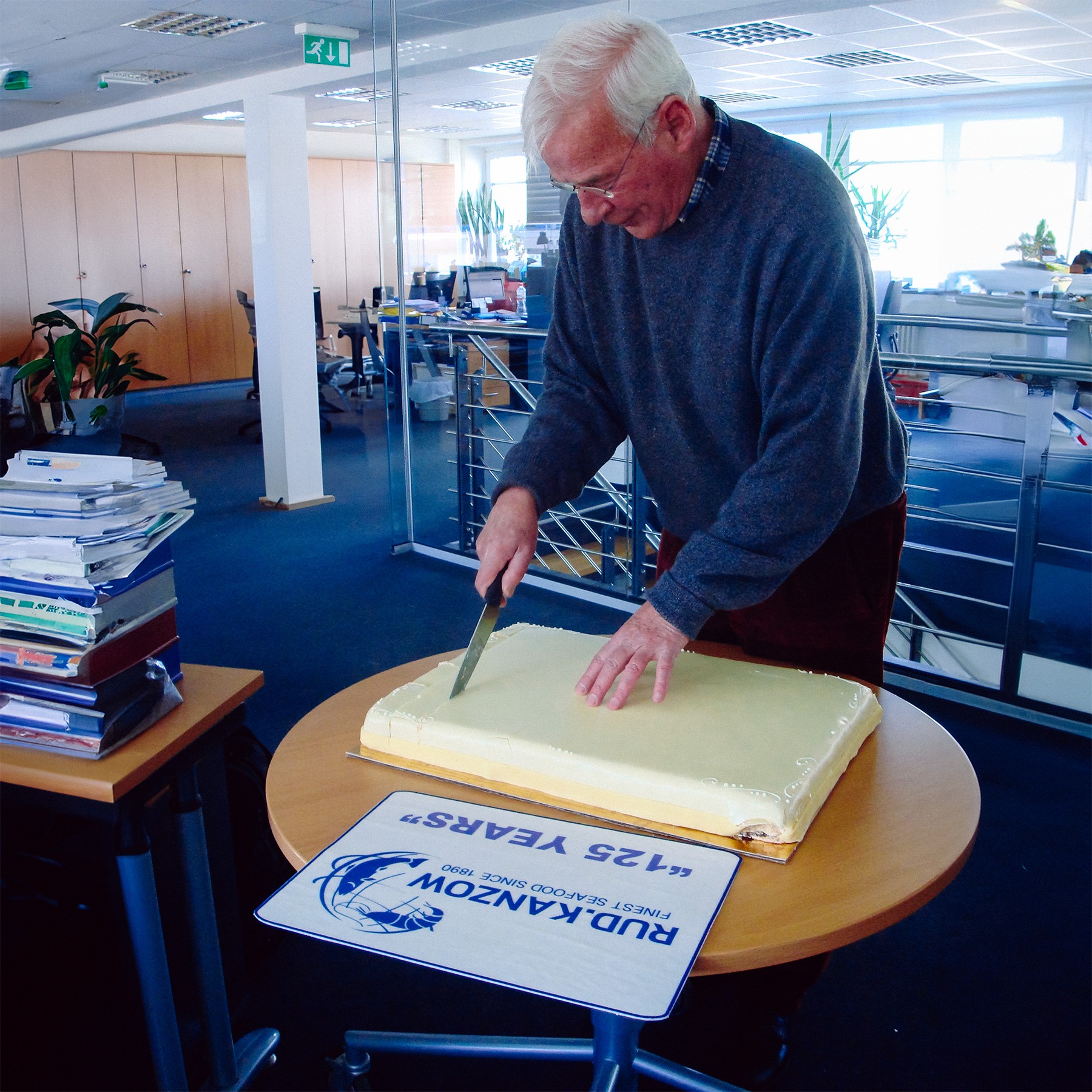 Dirk Wogart schneidet einen Kuchen zum 125-jährigen Jubiläum